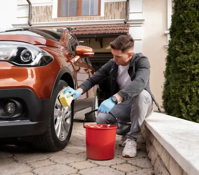 Lavage auto à domicile Fenain : professionnel intervenant sur un véhicule